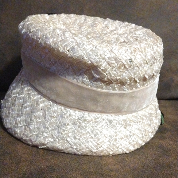 Stylish hat with a Boutique look in Excellent Condition - Picture 4 of 7